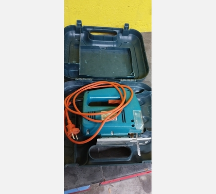 Scie sauteuse avec lames