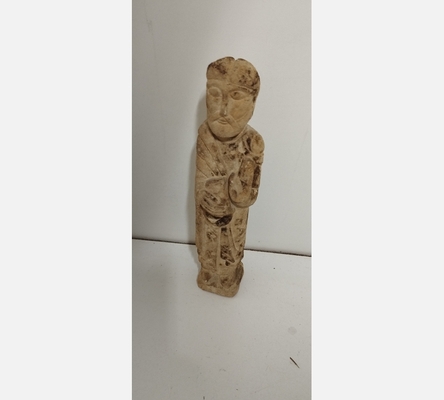 Sculpture médiévale en calcaire representant le christ tenant la Bible