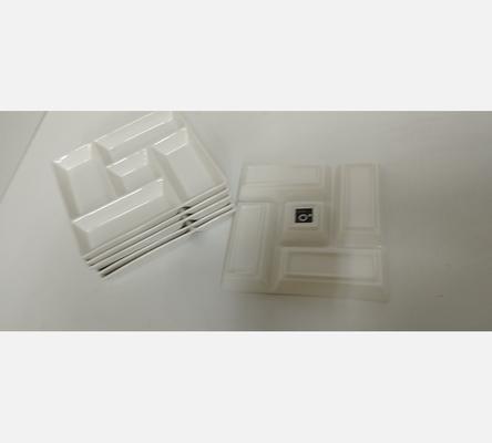 Série d'assiettes à degustation blanche.