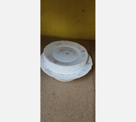 Serie d'assiettes avec saladier