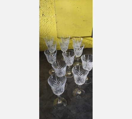 Serie de 12 petits verres à pieds