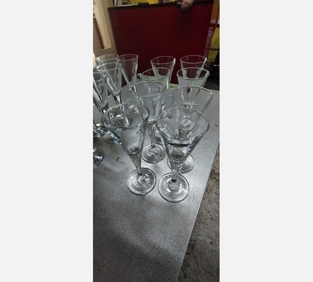 Serie de 8 petits verres à pieds