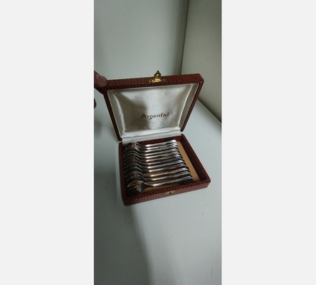 Serie de petite fourchettes en métal blanc