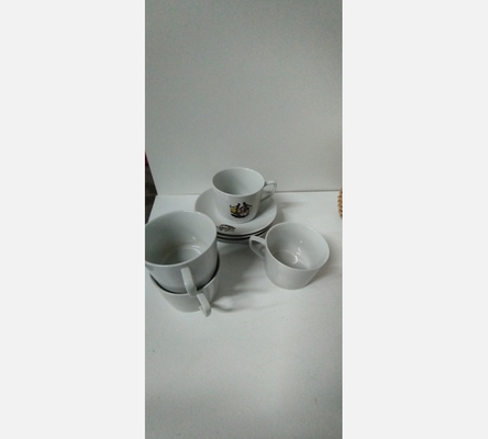 Service à cafés blanc avec soucoupes