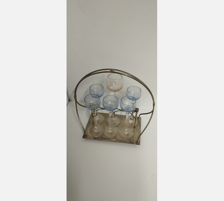 Service de 6 verres dans panier en métal argenté. 1 verre dépareillé