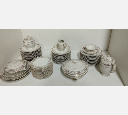 Service de table en porcelaine à décor de fleurs.