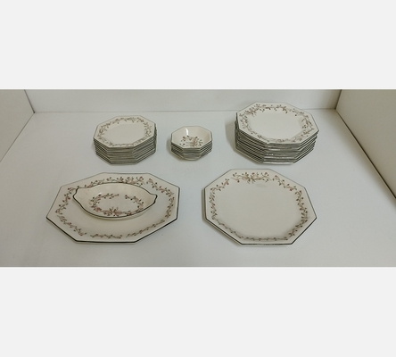 Service de vaisselle en porcelaine anglaise. Environ 24 pièces