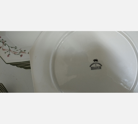 Service de vaisselle en porcelaine anglaise. Environ 24 pièces