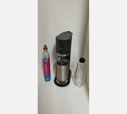 Sodastream avec 2 bouteilles, 1 cartouche quasi neuve et 1 cartouche vide.