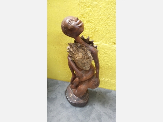 Statuette Africain en bois et coquillages.