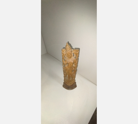 Statuette en bois sculpté