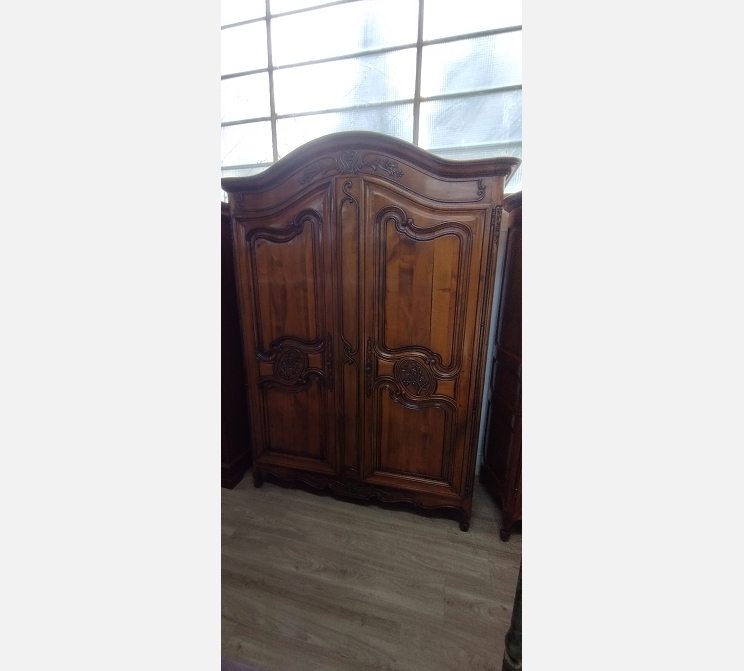 Superbe armoire 2 portes en merisier massif style provençal.