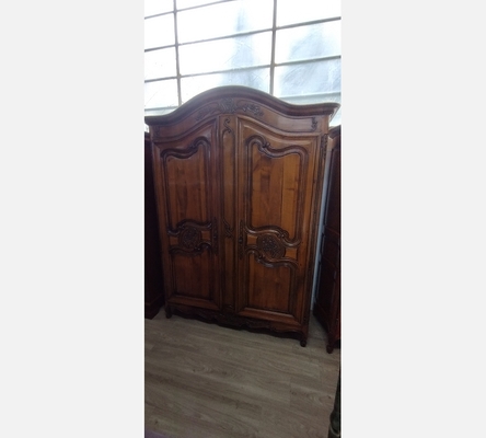 Superbe armoire 2 portes en merisier massif style provençal.
