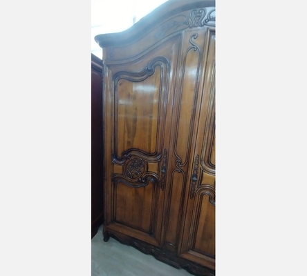 Superbe armoire 2 portes en merisier massif style provençal.