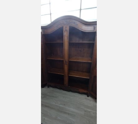 Superbe armoire 2 portes en merisier massif style provençal.