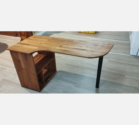 Superbe bureau en teck 100% massif avec niches de rangements intégrés.