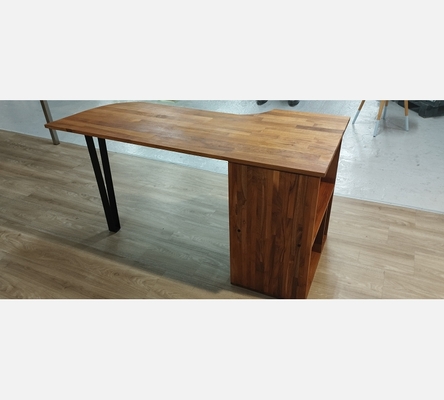 Superbe bureau en teck 100% massif avec niches de rangements intégrés.