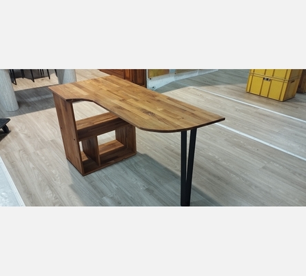 Superbe bureau en teck 100% massif avec niches de rangements intégrés.