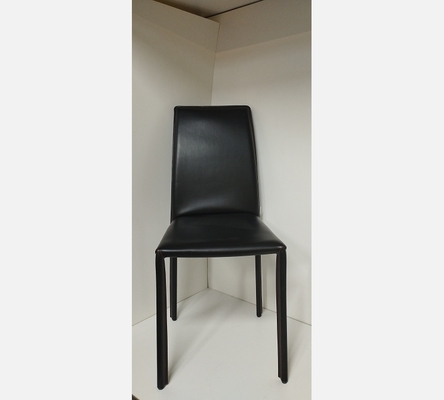 Superbe lot de 6 chaises noires en cuir véritable avec surpiqures rouge. Brunner