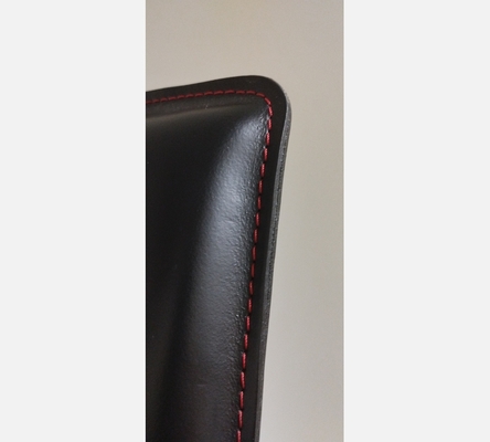 Superbe lot de 6 chaises noires en cuir véritable avec surpiqures rouge. Brunner