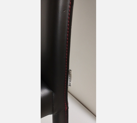 Superbe lot de 6 chaises noires en cuir véritable avec surpiqures rouge. Brunner