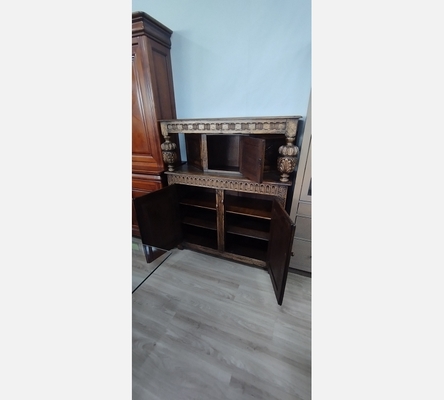 Superbe meuble de cours à hauteur d'appuie en chêne massif, 3 portes.