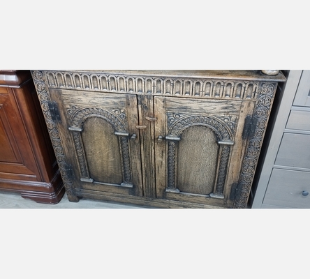 Superbe meuble de cours à hauteur d'appuie en chêne massif, 3 portes.