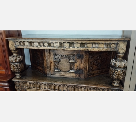 Superbe meuble de cours à hauteur d'appuie en chêne massif, 3 portes.