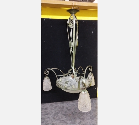 Suspension lustre style Art Nouveau en fer forgé et pâte de verre.