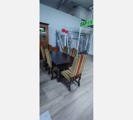 Table avec 6 chaises de style Louis XIII en velours rayés.