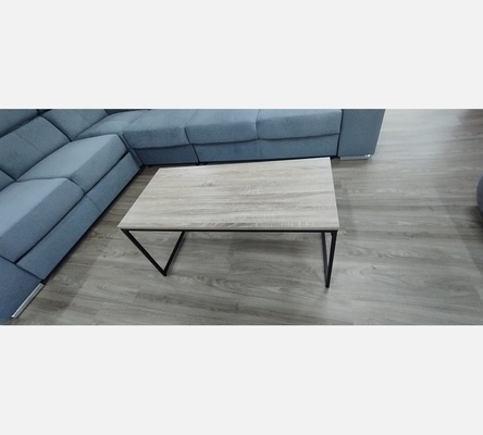 Table basse aggloméré et métal.
