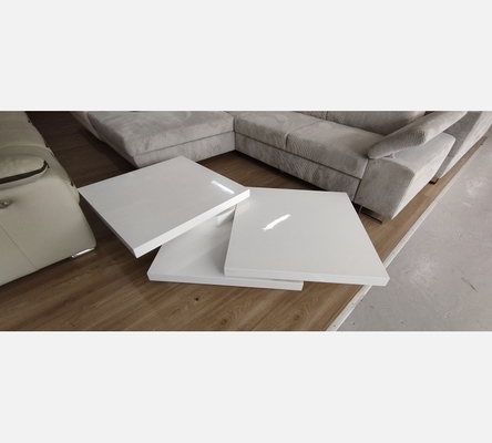 Table basse avec plateaux pivotants.