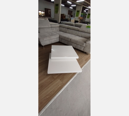 Table basse avec plateaux pivotants.