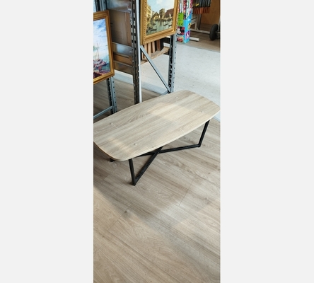 Table basse dessus style chêne griffé et pieds noirs.