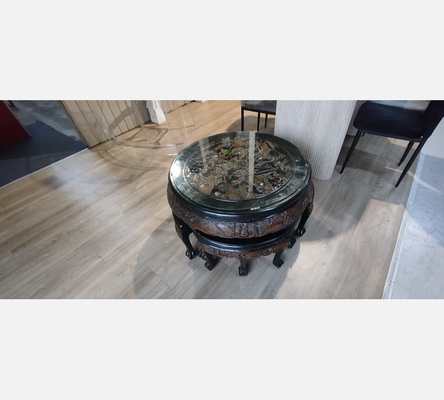 Table basse en bois sculpté à décor guerriers avec 4 tabourets.