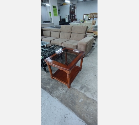Table basse en merisier avec plateau en verre.