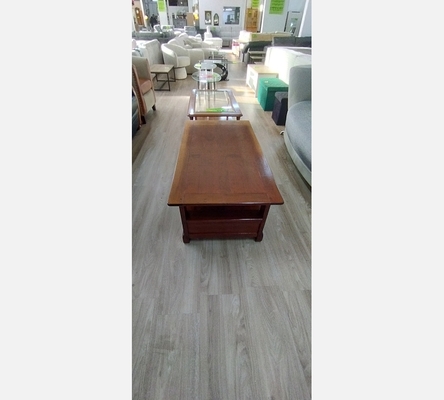 Table basse en merisier avec un léger coup de soleil sur le plateau