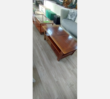 Table basse en merisier avec un léger coup de soleil sur le plateau