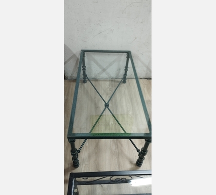 Table basse en métal verte et plateau en verre