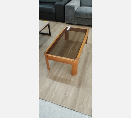 Table basse en orme massif dessus verre fumé.