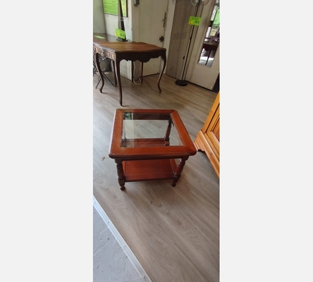 Table basse Louis Phillippe avec plateau en verre.