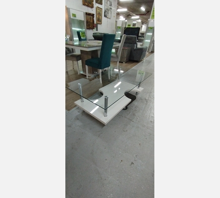 Table basse plateau en verre et piètement blanc.