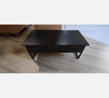 Table basse rectangulaire à plateau relevable avec rangement noir.
