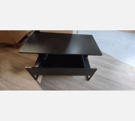 Table basse rectangulaire à plateau relevable avec rangement noir.