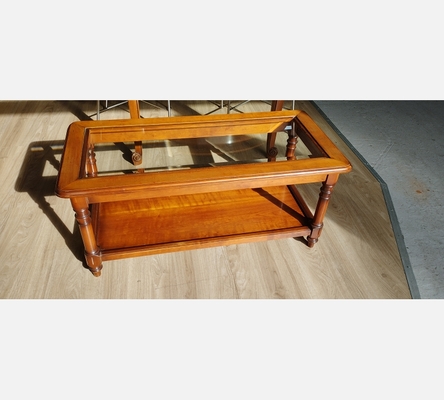 Table basse rectangulaire en merisier, dessus verre.