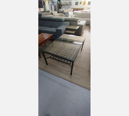 Table basse rectangulaire pied en métal avec plateau en verre.