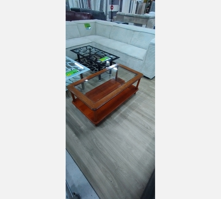 Table basse style en merisier avec plateau en verre.