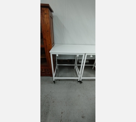 Table blanche mange debout  80x80 cm avec 2 roulettes.