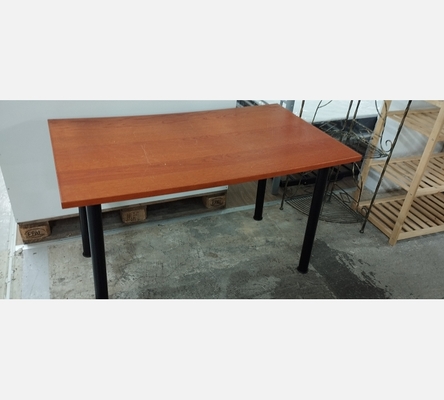 Table bureau teinte merisier sur 4 pieds en métal noir.