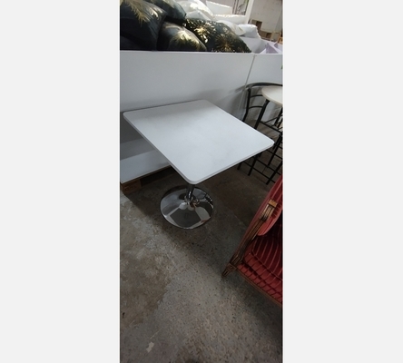 Table carré blanche avec pied en chrome